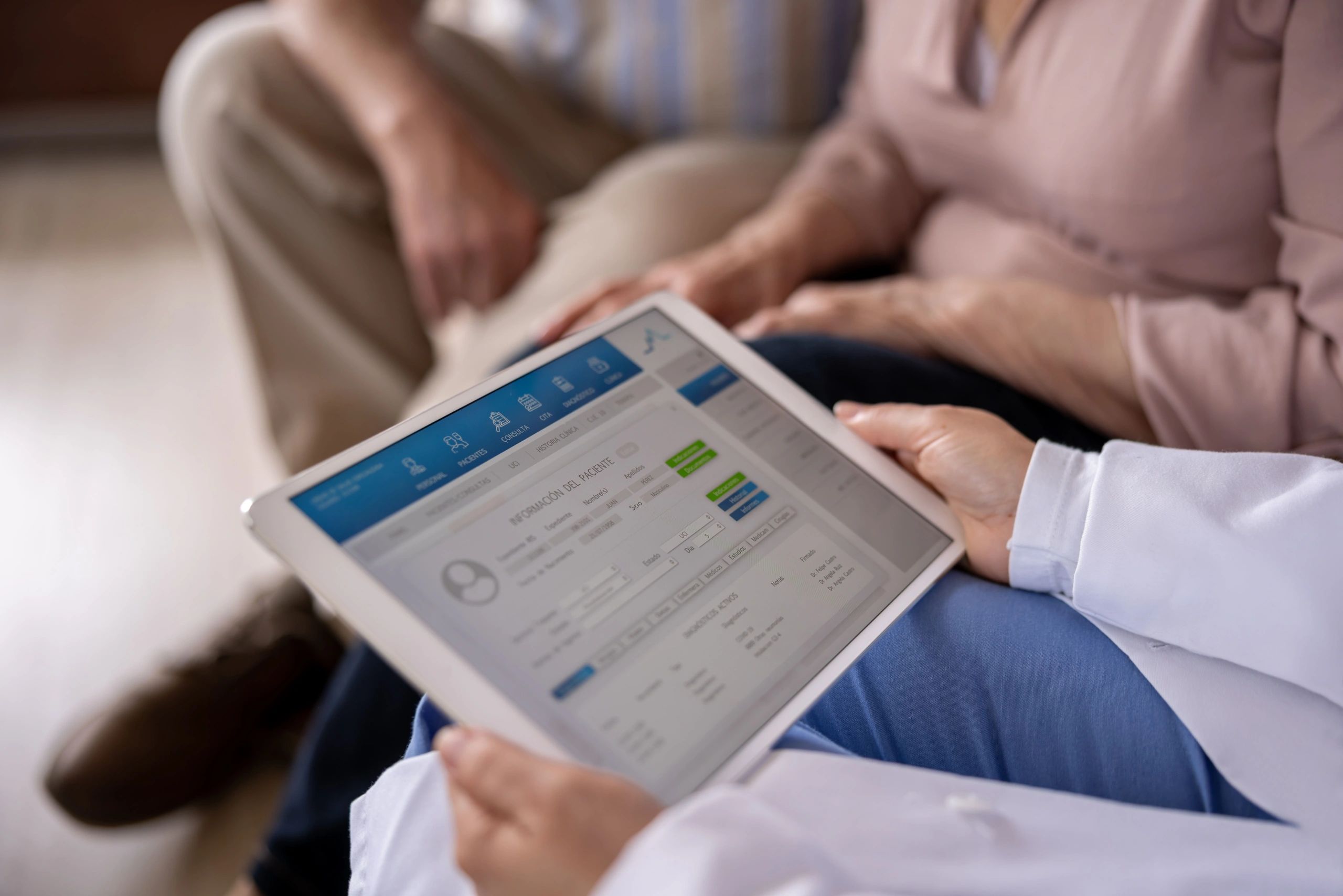 Persona recibiendo atención en consulta médica preventiva