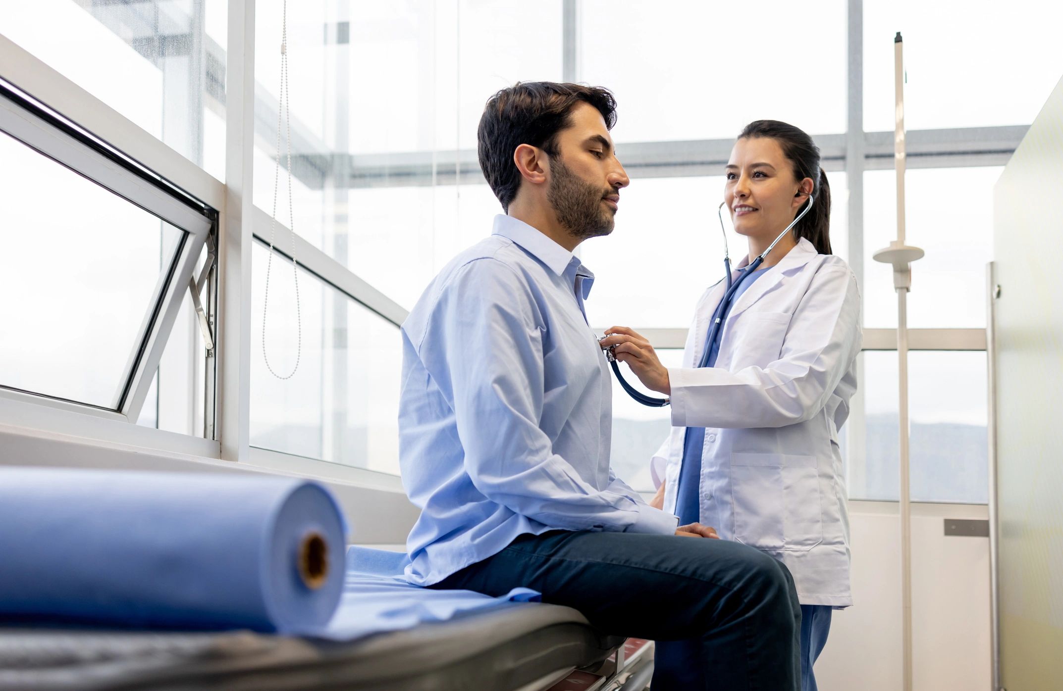 Profesional de la salud realizando examen de sangre a paciente